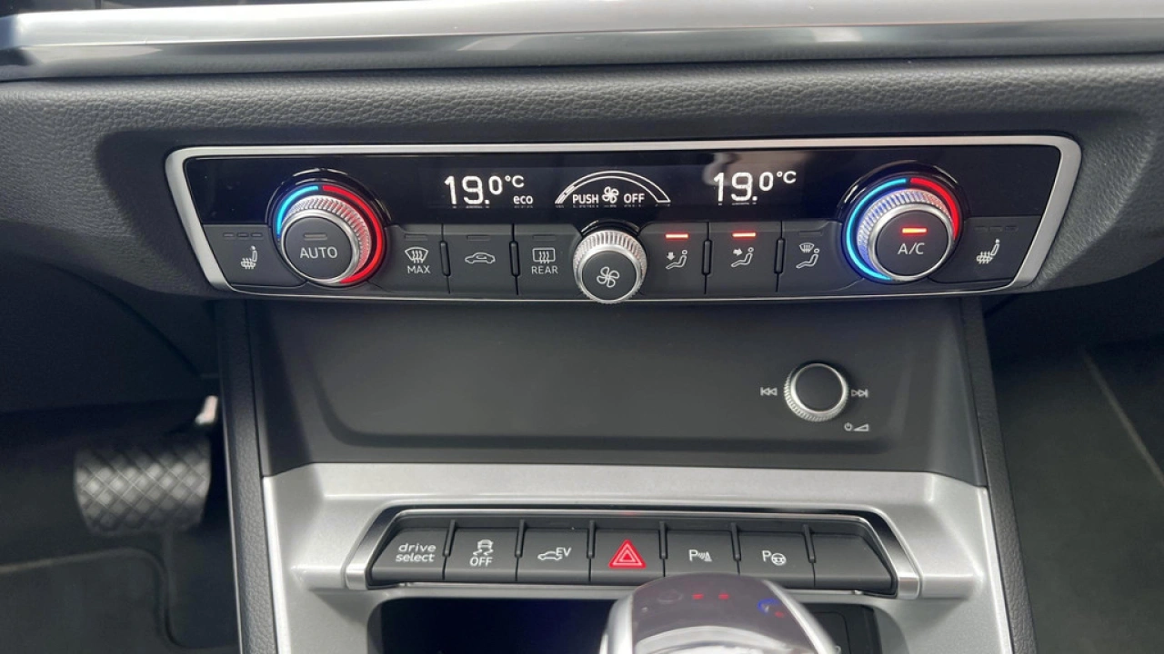 Audi Q3 45 TFSI e 245Pk Advanced Edition / Trekhaak / Stoelverwarming / PDC V+A
