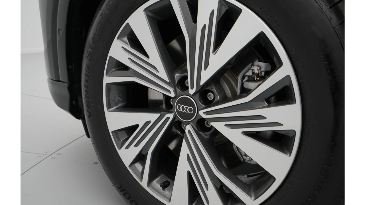 Audi Q4 e-tron Q4 45 e-tron quattro 286 1AT Advanced edition