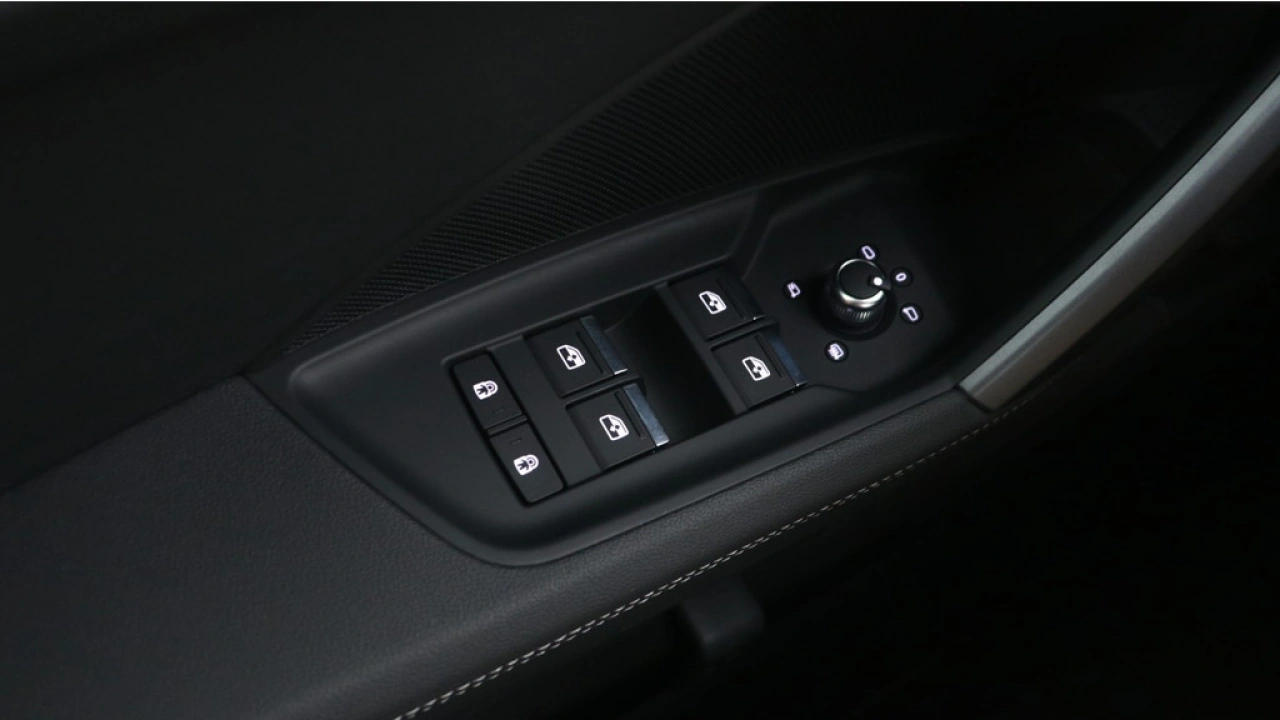 Audi A3 Limousine 30 TFSI S edition | PDC V+A | Camera | Zwart optiek | Audi Sound | Privacy glas |