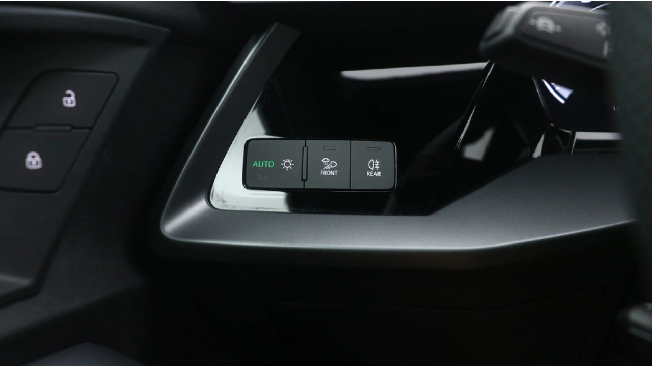 Audi A3 Limousine 30 TFSI S edition | PDC V+A | Camera | Zwart optiek | Audi Sound | Privacy glas |