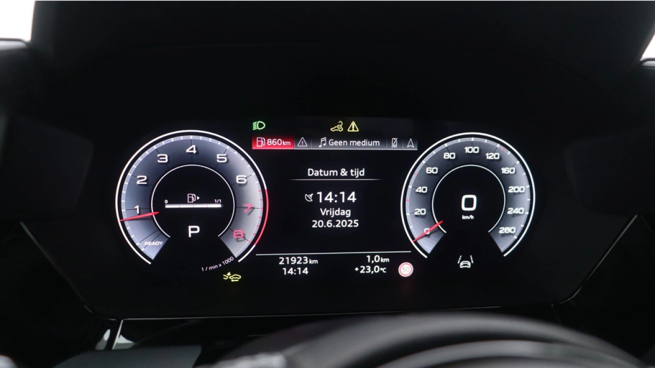 Audi A3 Limousine 30 TFSI S edition | PDC V+A | Camera | Zwart optiek | Audi Sound | Privacy glas |
