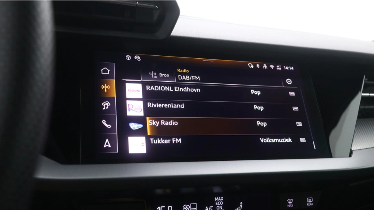 Audi A3 Limousine 30 TFSI S edition | PDC V+A | Camera | Zwart optiek | Audi Sound | Privacy glas |