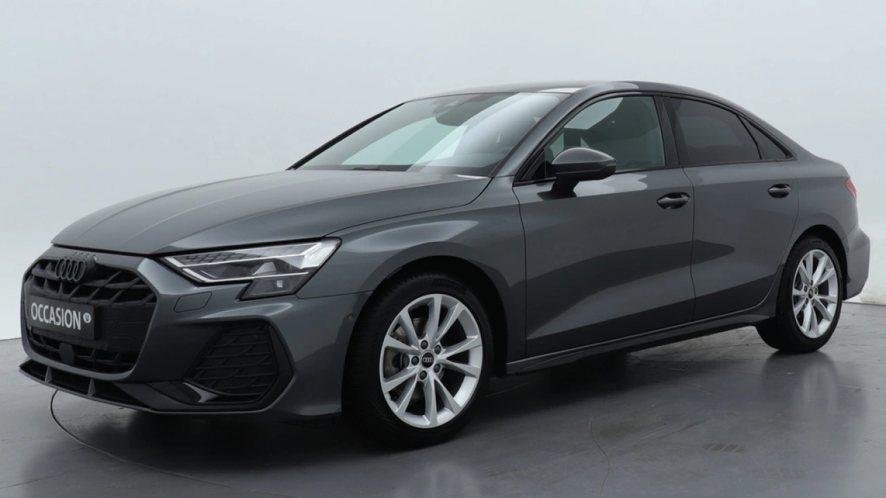 Audi A3 Limousine 30 TFSI S edition | PDC V+A | Camera | Zwart optiek | Audi Sound | Privacy glas |