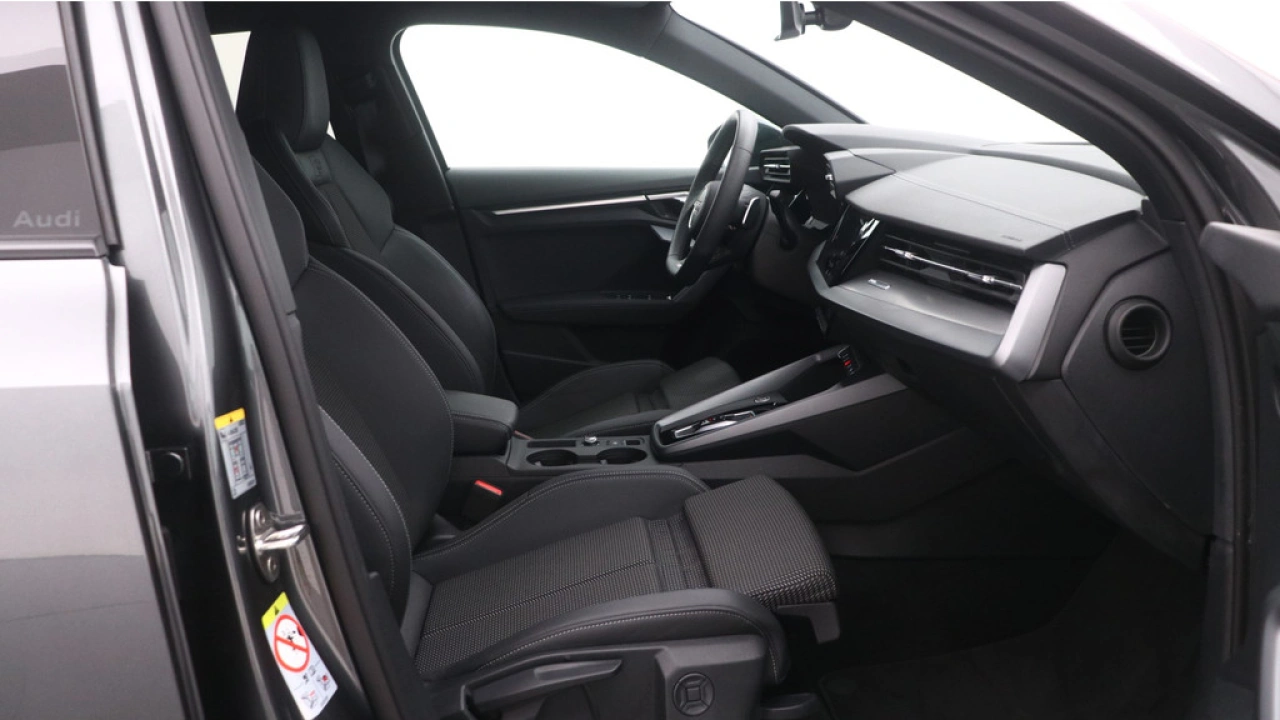 Audi A3 Limousine 30 TFSI S edition | PDC V+A | Camera | Zwart optiek | Audi Sound | Privacy glas |