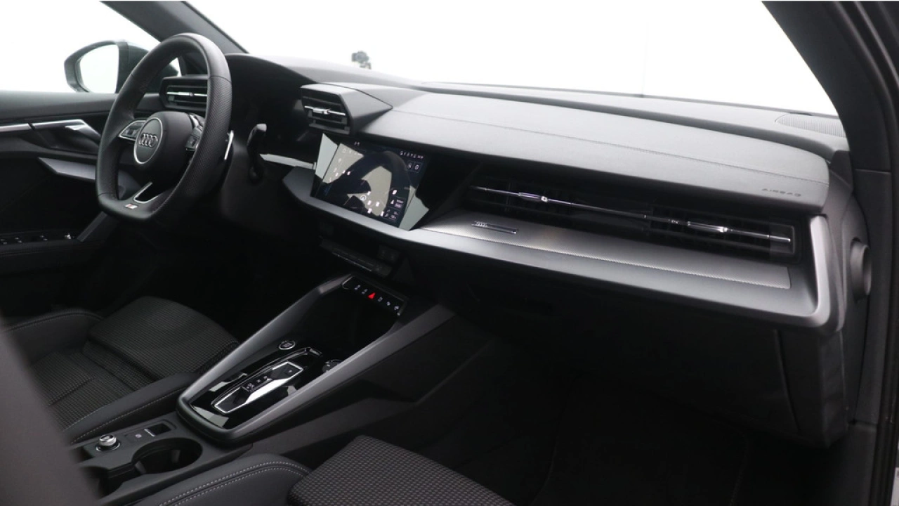 Audi A3 Limousine 30 TFSI S edition | PDC V+A | Camera | Zwart optiek | Audi Sound | Privacy glas |