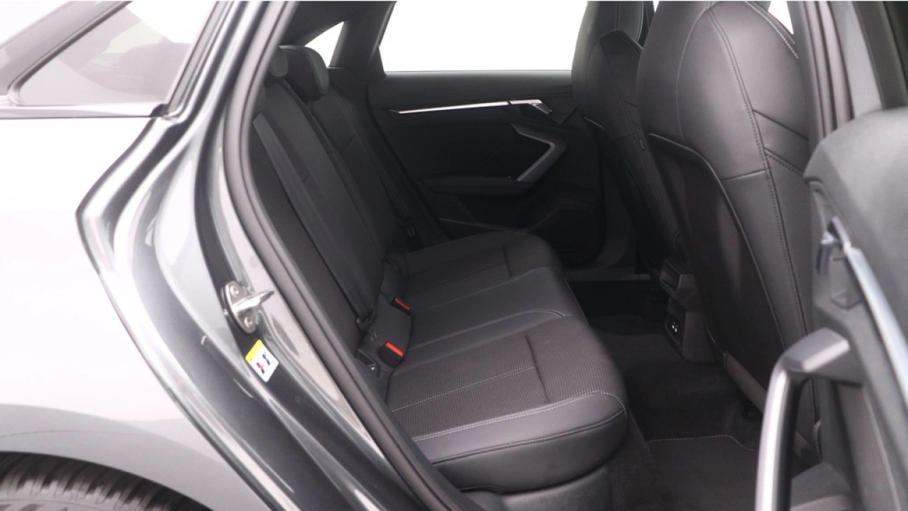 Audi A3 Limousine 30 TFSI S edition | PDC V+A | Camera | Zwart optiek | Audi Sound | Privacy glas |