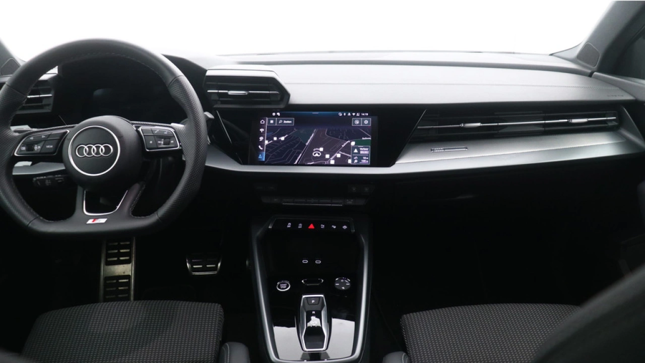 Audi A3 Limousine 30 TFSI S edition | PDC V+A | Camera | Zwart optiek | Audi Sound | Privacy glas |