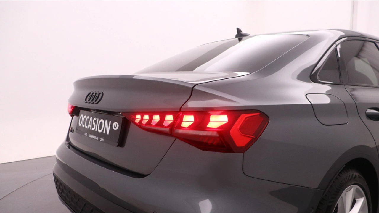 Audi A3 Limousine 30 TFSI S edition | PDC V+A | Camera | Zwart optiek | Audi Sound | Privacy glas |