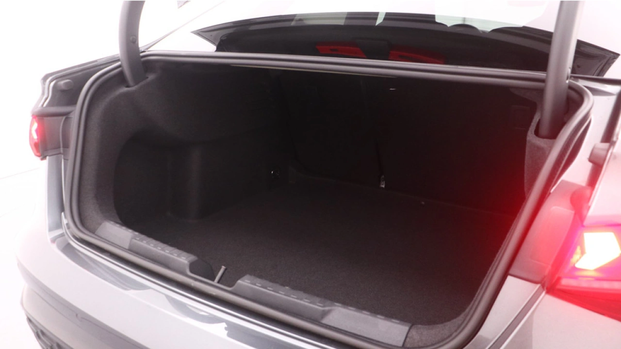 Audi A3 Limousine 30 TFSI S edition | PDC V+A | Camera | Zwart optiek | Audi Sound | Privacy glas |