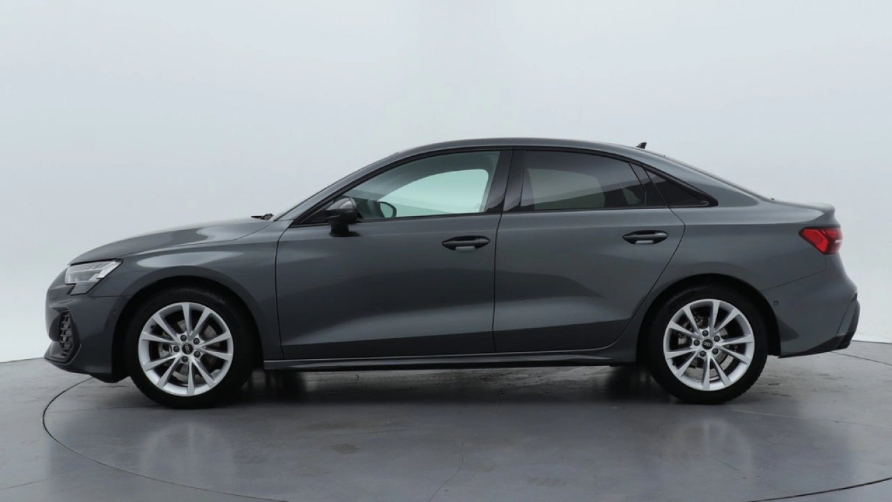 Audi A3 Limousine 30 TFSI S edition | PDC V+A | Camera | Zwart optiek | Audi Sound | Privacy glas |