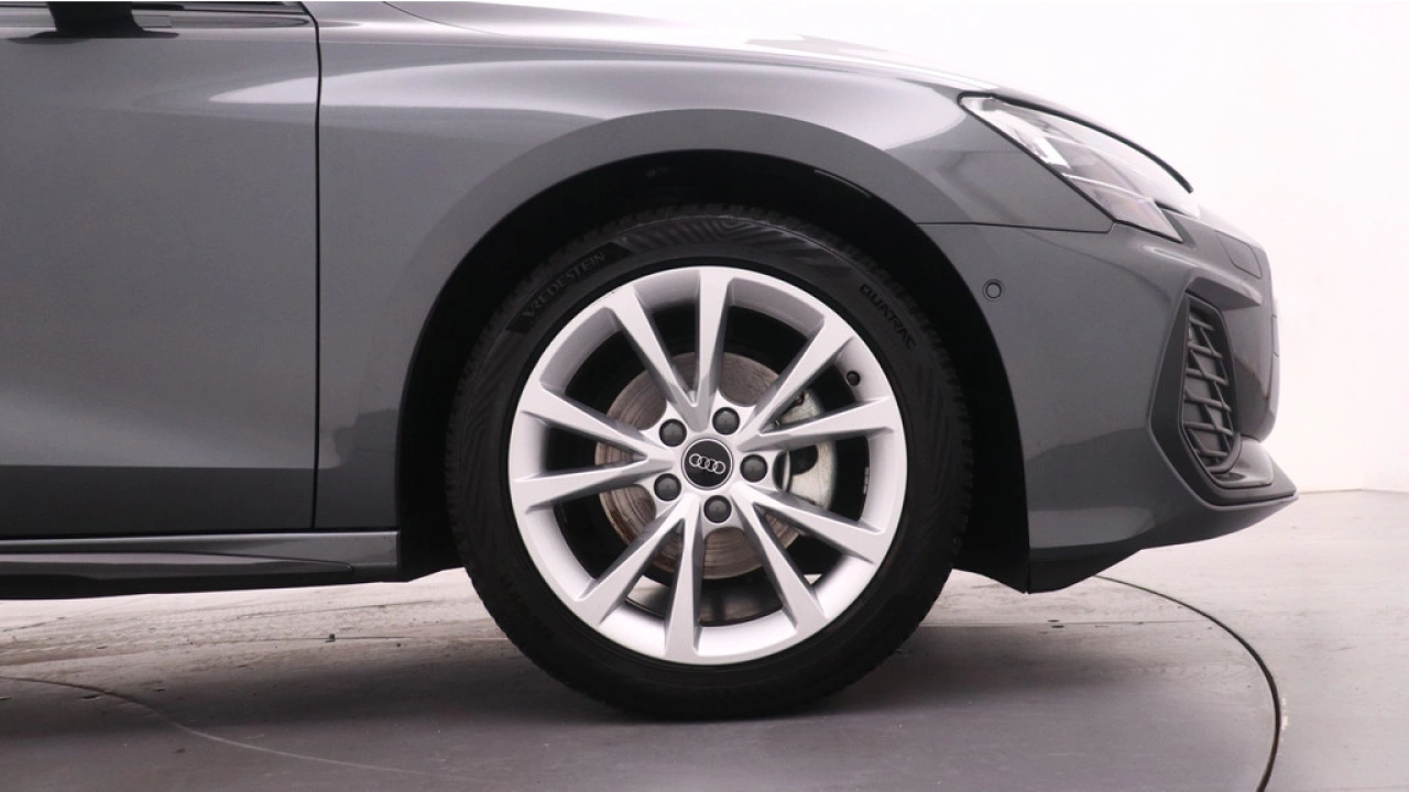 Audi A3 Limousine 30 TFSI S edition | PDC V+A | Camera | Zwart optiek | Audi Sound | Privacy glas |