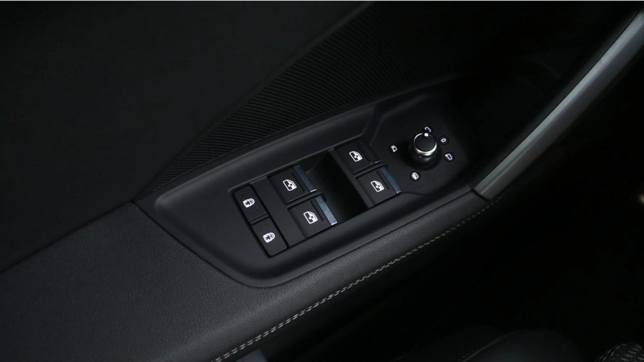 Audi A3 Limousine 30 TFSI S edition | PDC V+A | Camera | Zwart optiek | Audi Sound | Privacy glas |