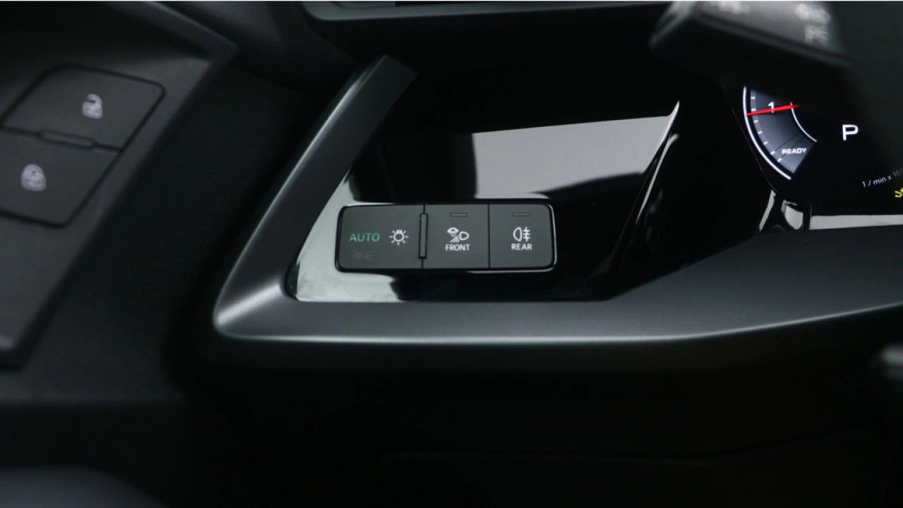 Audi A3 Limousine 30 TFSI S edition | PDC V+A | Camera | Zwart optiek | Audi Sound | Privacy glas |