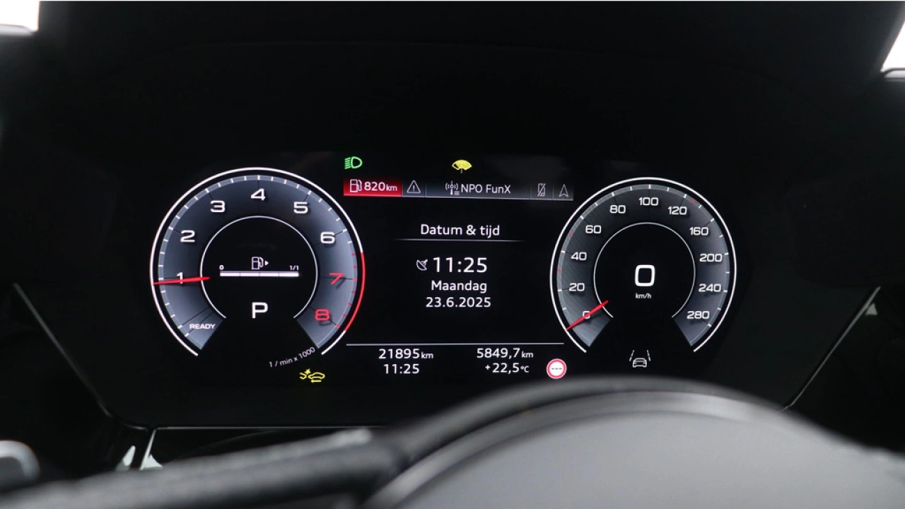 Audi A3 Limousine 30 TFSI S edition | PDC V+A | Camera | Zwart optiek | Audi Sound | Privacy glas |