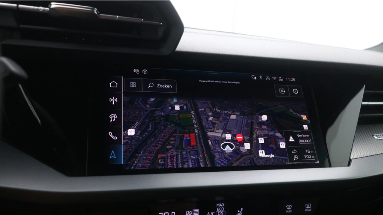 Audi A3 Limousine 30 TFSI S edition | PDC V+A | Camera | Zwart optiek | Audi Sound | Privacy glas |