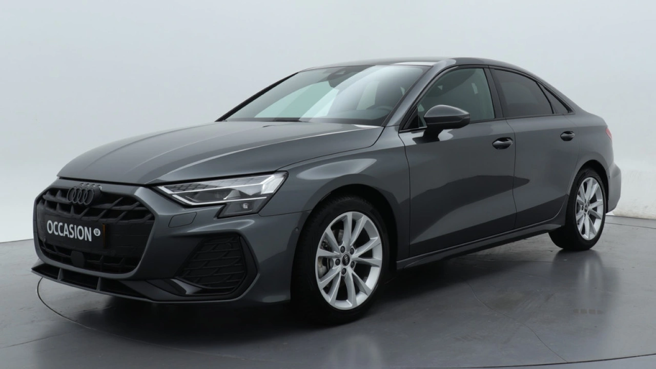 Audi A3 Limousine 30 TFSI S edition | PDC V+A | Camera | Zwart optiek | Audi Sound | Privacy glas |