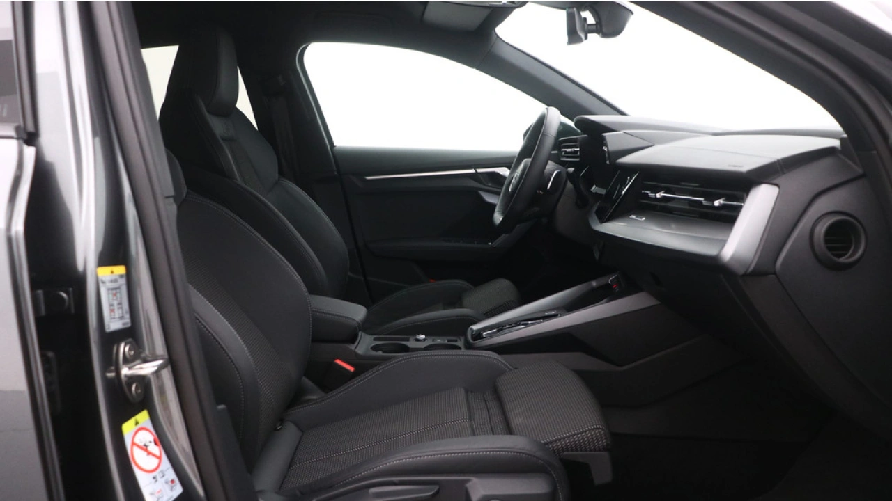 Audi A3 Limousine 30 TFSI S edition | PDC V+A | Camera | Zwart optiek | Audi Sound | Privacy glas |