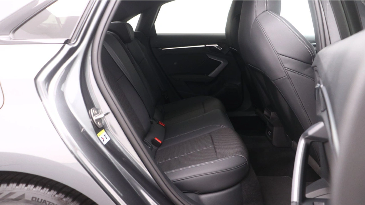 Audi A3 Limousine 30 TFSI S edition | PDC V+A | Camera | Zwart optiek | Audi Sound | Privacy glas |