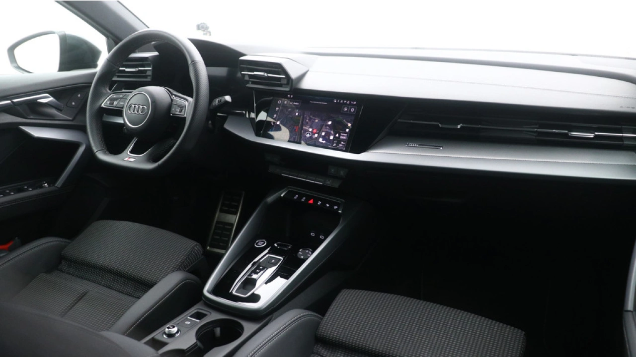 Audi A3 Limousine 30 TFSI S edition | PDC V+A | Camera | Zwart optiek | Audi Sound | Privacy glas |