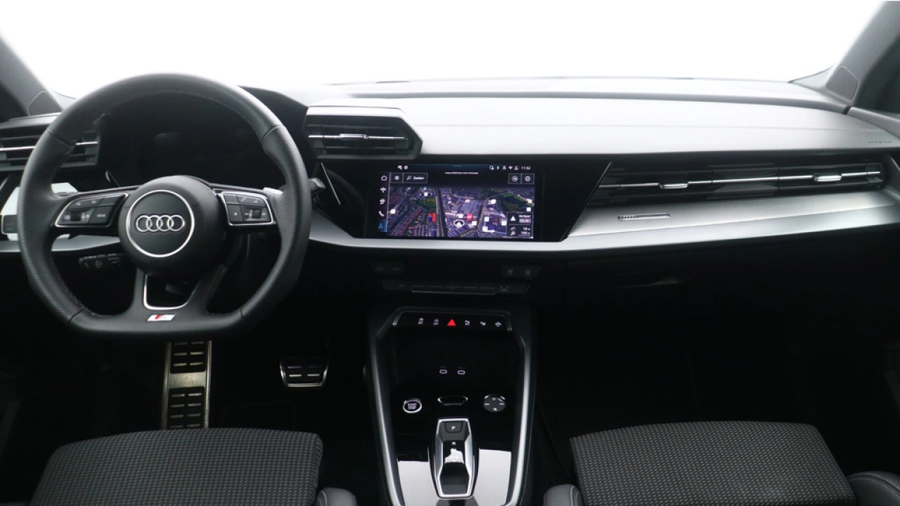 Audi A3 Limousine 30 TFSI S edition | PDC V+A | Camera | Zwart optiek | Audi Sound | Privacy glas |