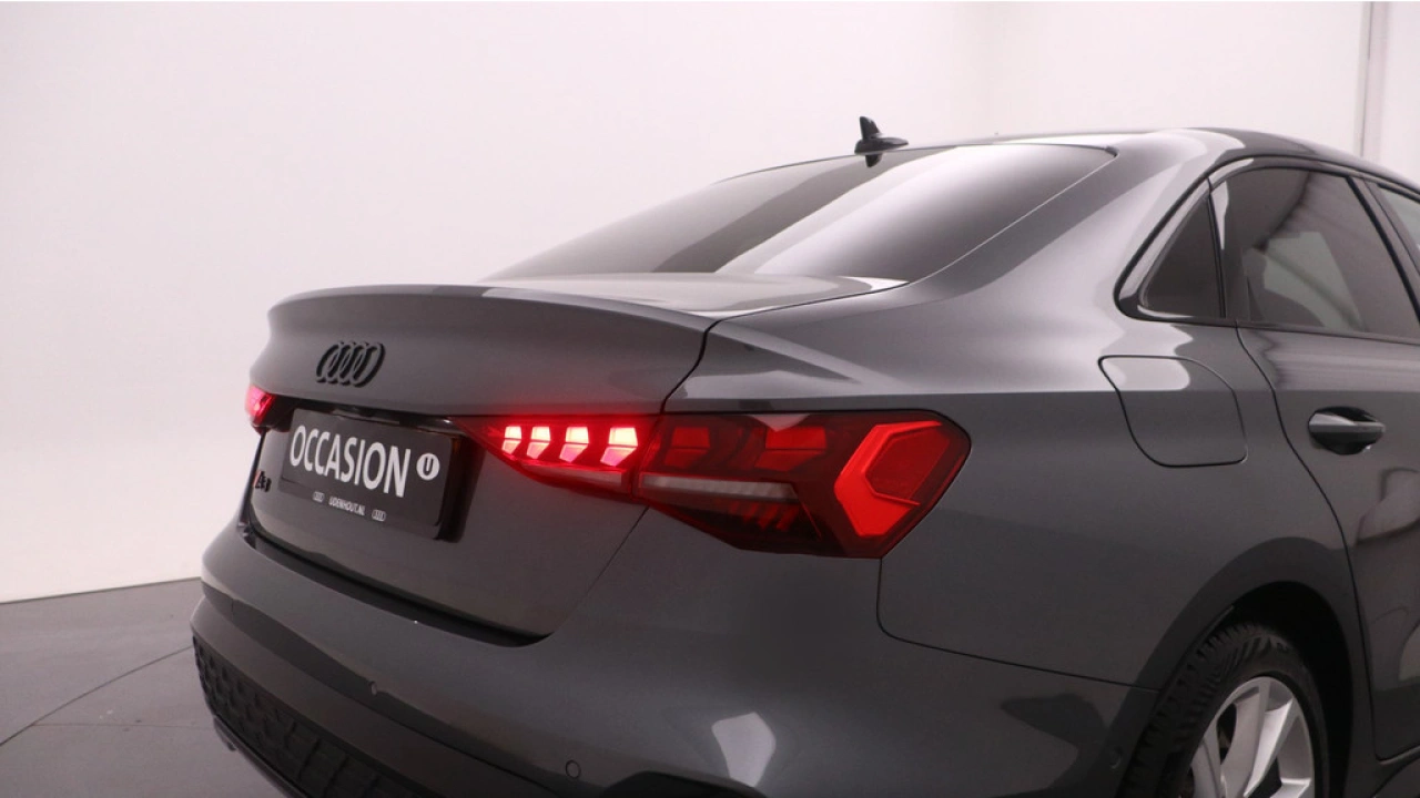 Audi A3 Limousine 30 TFSI S edition | PDC V+A | Camera | Zwart optiek | Audi Sound | Privacy glas |