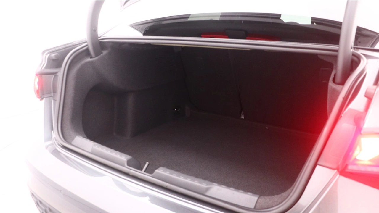 Audi A3 Limousine 30 TFSI S edition | PDC V+A | Camera | Zwart optiek | Audi Sound | Privacy glas |