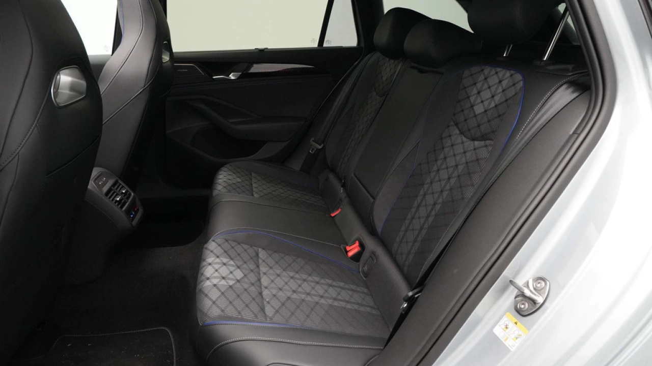 Volkswagen Passat Variant 1.5 eTSI R-Line Business