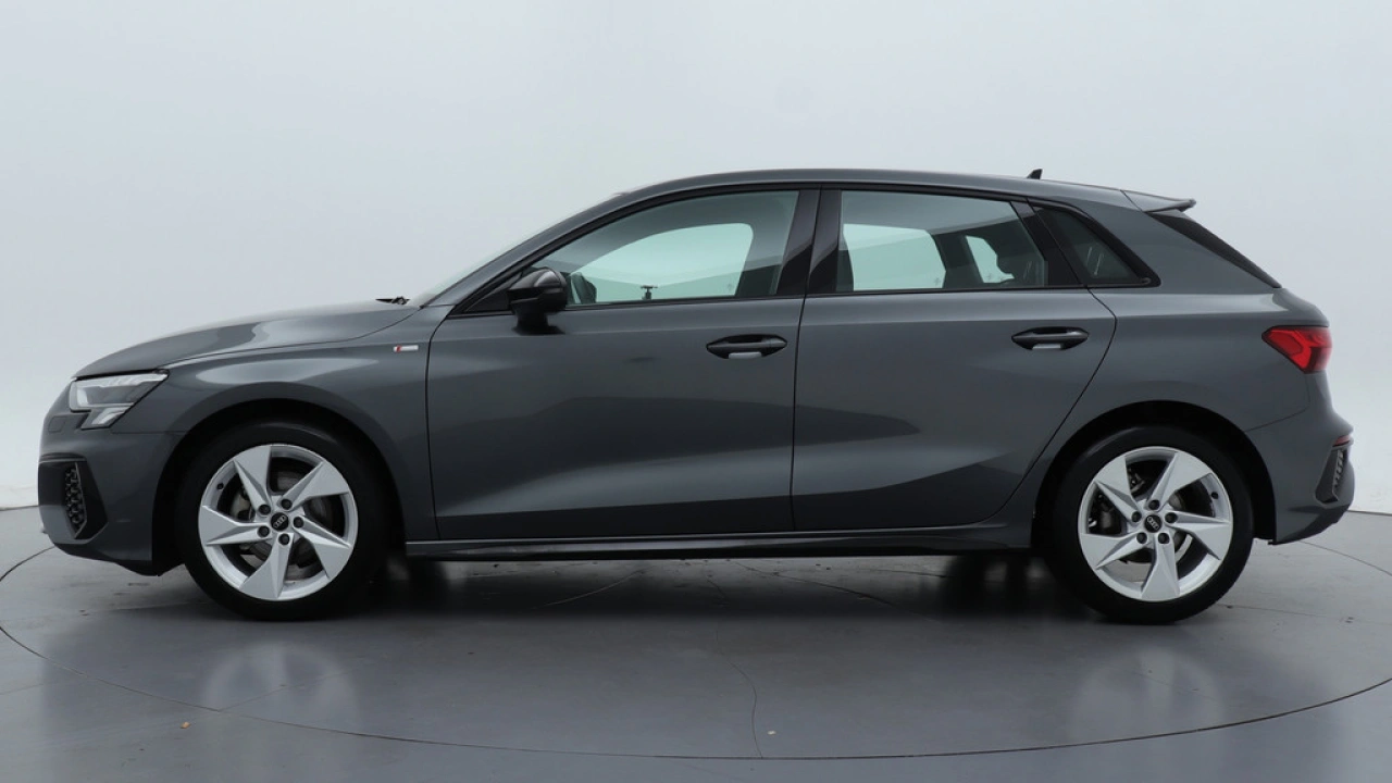Audi A3 Sportback 30 TFSI S edition | Navigatie | Carplay | 17