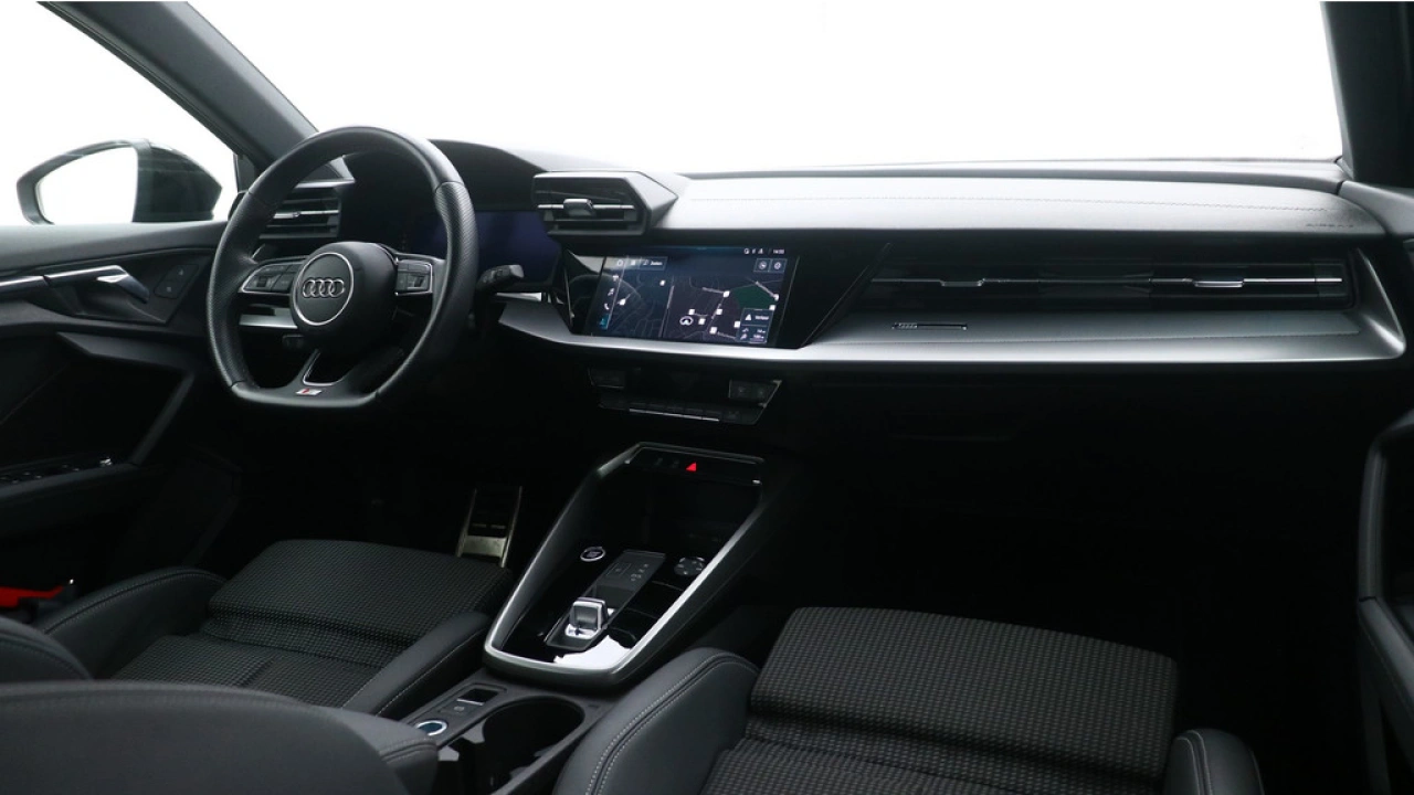 Audi A3 Sportback 30 TFSI S edition | Navigatie | Carplay | 17
