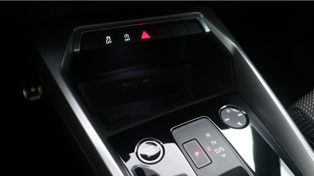 Audi A3 Sportback 30 TFSI S edition | Navigatie | Carplay | 17