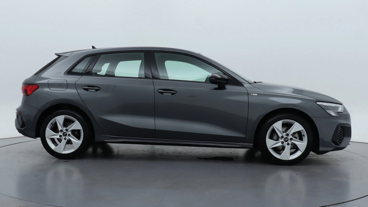 Audi A3 Sportback 30 TFSI S edition | Navigatie | Carplay | 17