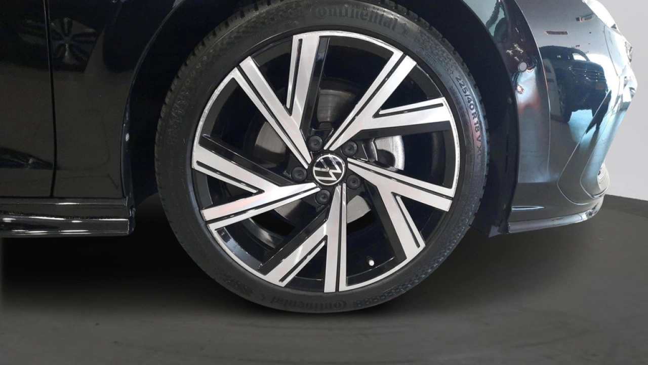 Volkswagen GOLF Variant 1.5 eTSI R-Line | LED + | Panoramadak | 18