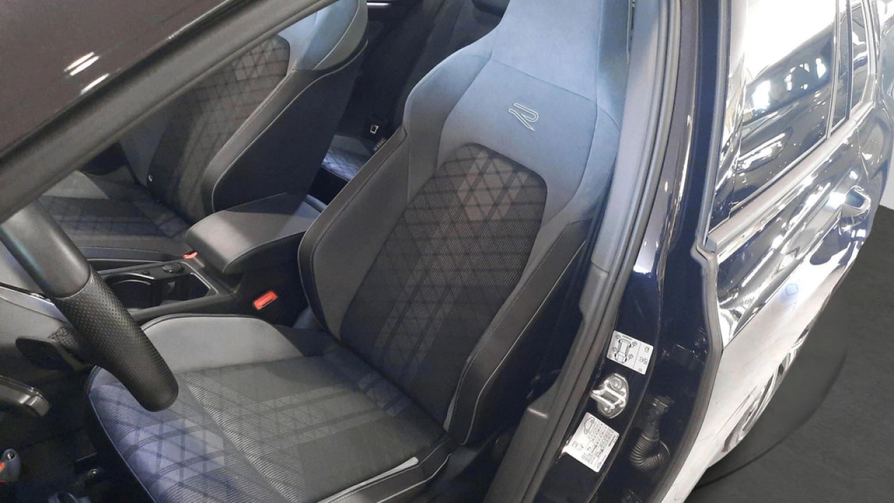 Volkswagen GOLF Variant 1.5 eTSI R-Line | LED + | Panoramadak | 18