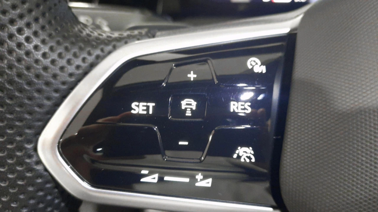Volkswagen GOLF Variant 1.5 eTSI R-Line | LED + | Panoramadak | 18