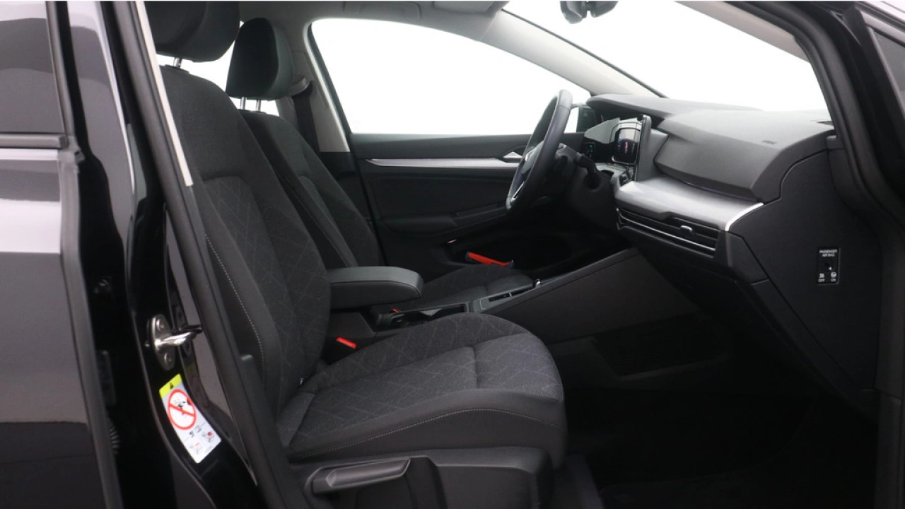 Volkswagen Golf 1.0 eTSI 110pk DSG Life Navigatie Camera Winterpakket