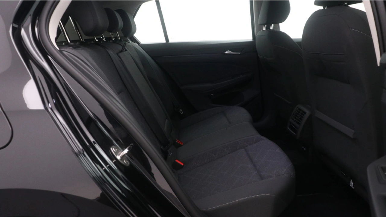 Volkswagen Golf 1.0 eTSI 110pk DSG Life Navigatie Camera Winterpakket
