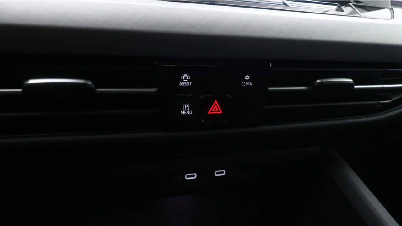 Volkswagen Golf 1.0 eTSI 110pk DSG Life Navigatie Camera Winterpakket