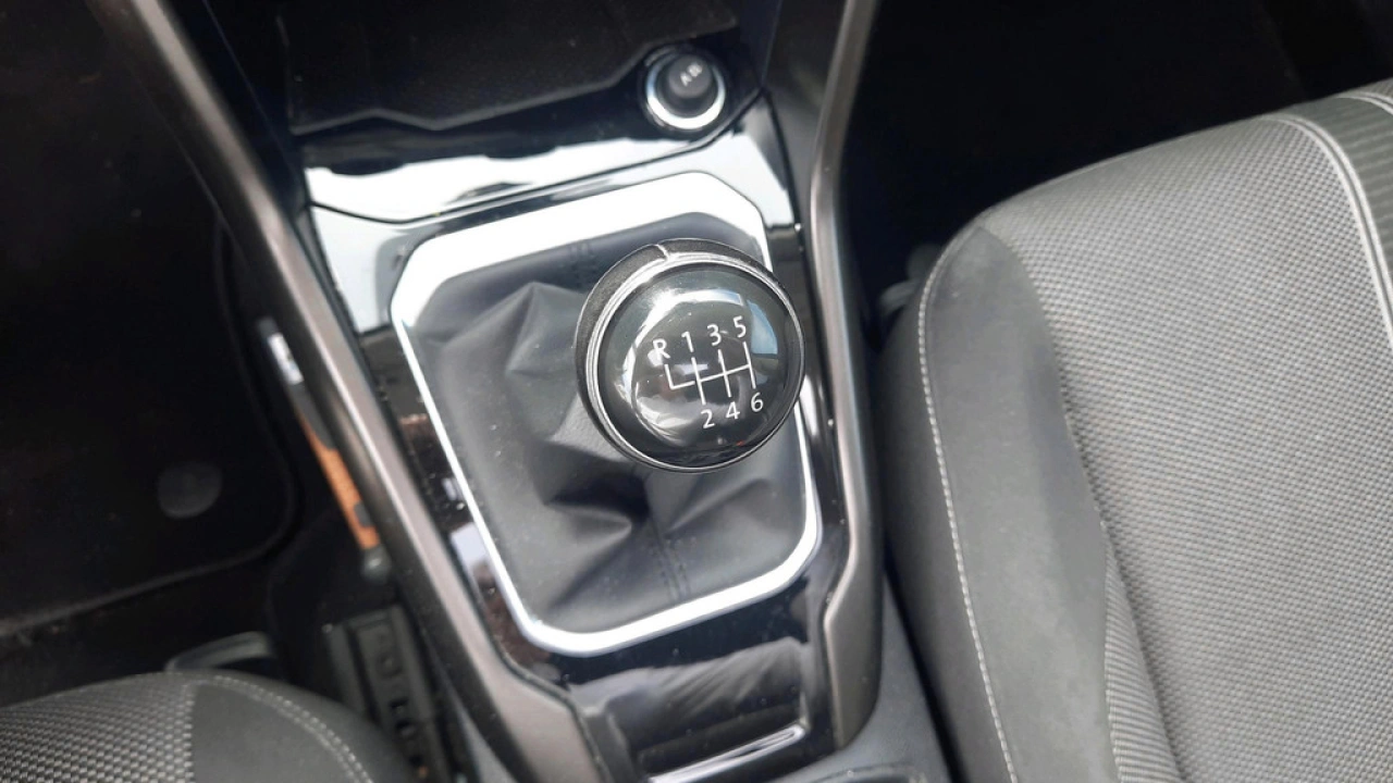 Volkswagen T-Roc 1.0 TSI Style | Panoramadak | Trekhaak | 18