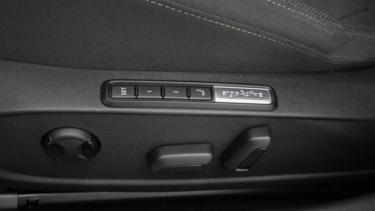 Volkswagen Golf 1.0 eTSI Life Business