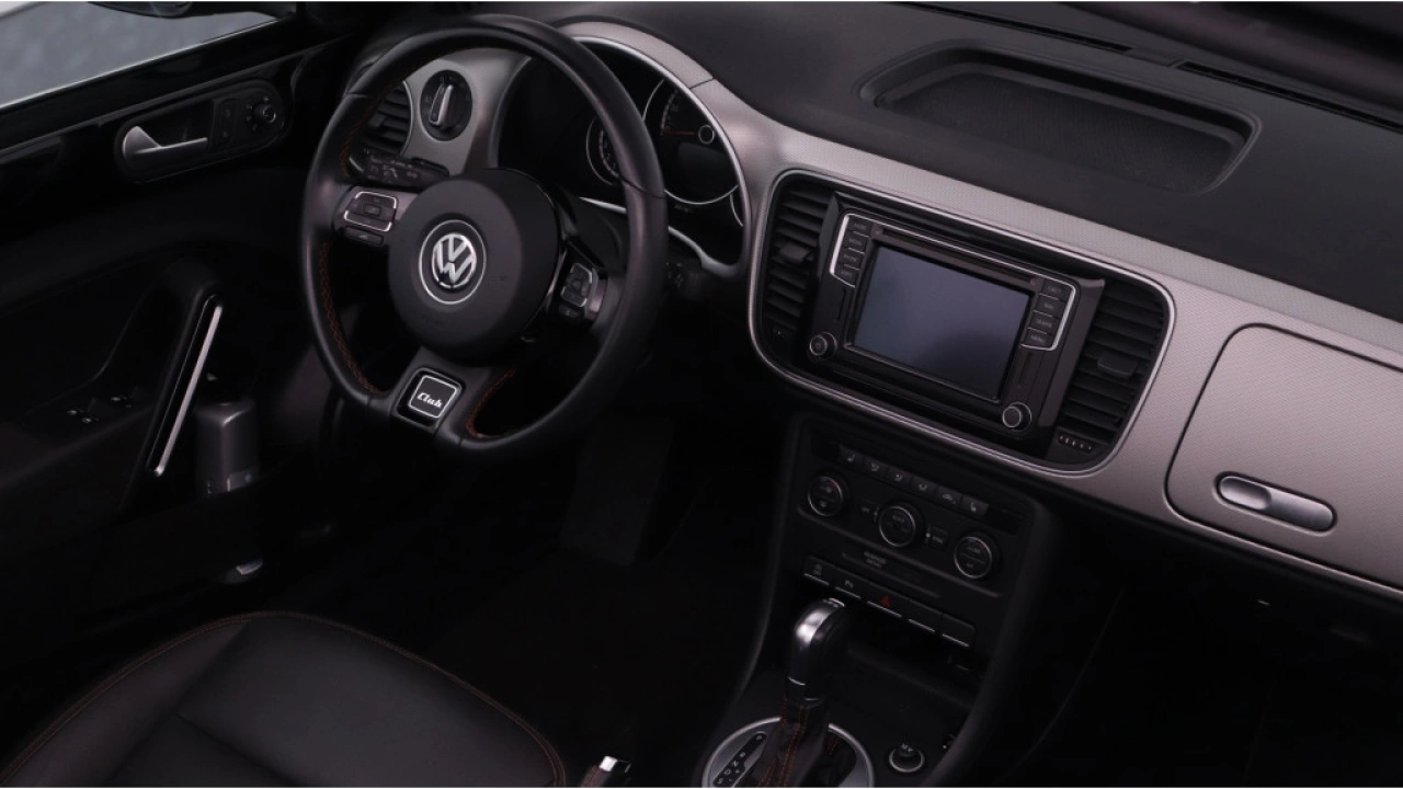 Volkswagen Beetle Cabriolet 1.2 TSI 105pk DSG Club Navigatie Leder