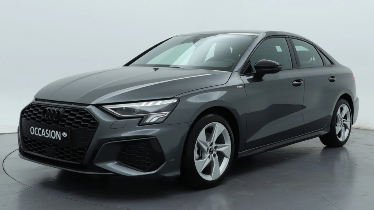 Audi A3 Limousine 30 TFSI S edition | Zwart optiek | LMV | PDC | Navigatie | Carplay |