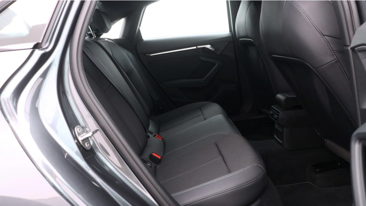Audi A3 Limousine 30 TFSI S edition | Zwart optiek | LMV | PDC | Navigatie | Carplay |