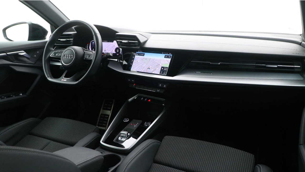 Audi A3 Limousine 30 TFSI S edition | Zwart optiek | LMV | PDC | Navigatie | Carplay |
