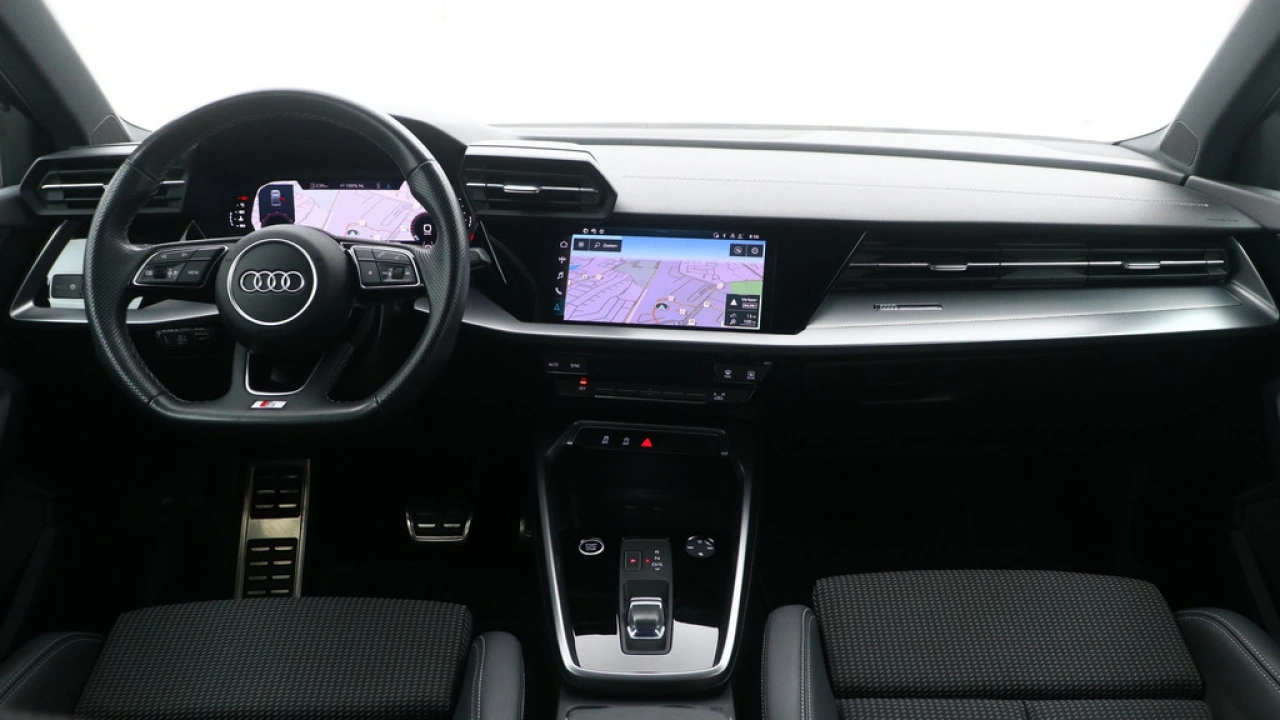 Audi A3 Limousine 30 TFSI S edition | Zwart optiek | LMV | PDC | Navigatie | Carplay |