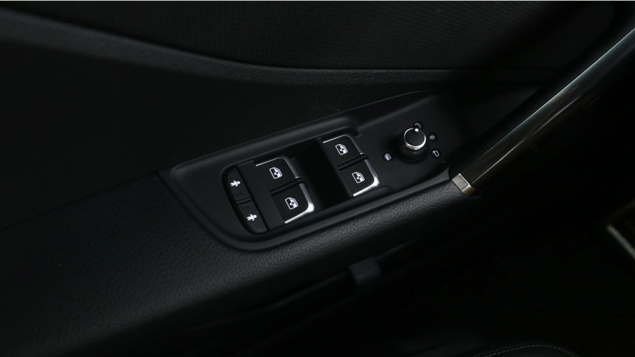 Audi Q2 35 TFSI S Edition | Stoelverwarming | Adaptive cruise | Zwart optiek |