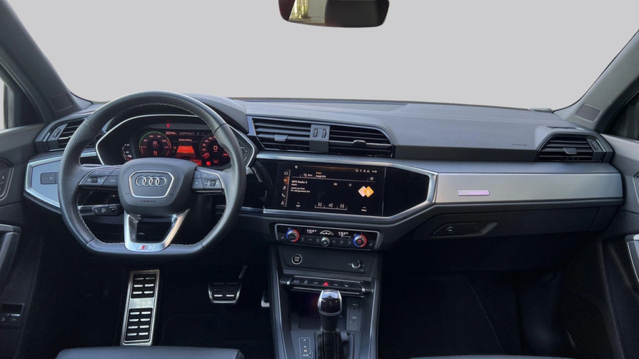 Audi Q3 45 TFSIe 245pk S Edition / Stoelverwarming / PDC V+A / Camera