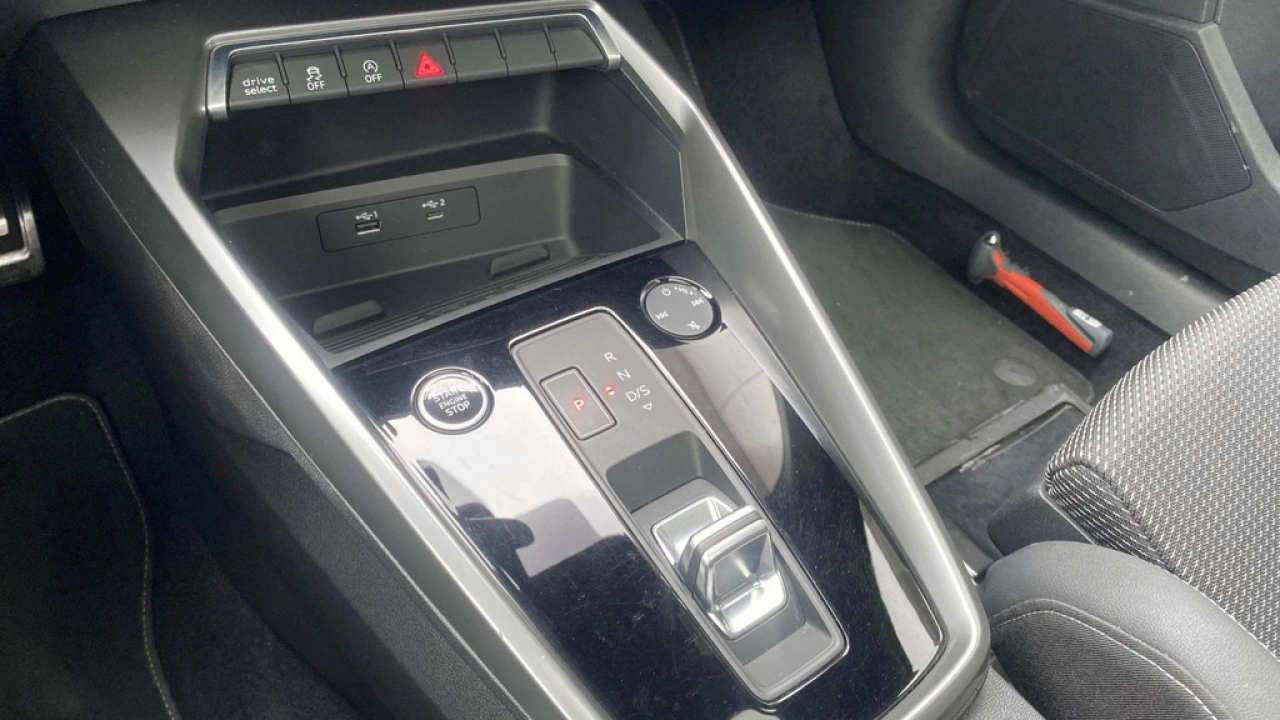 Audi A3 Sportback 35 TFSI 150pk Automaat S edition / Panoramadak / Matrix LED / Sfeerverlichting