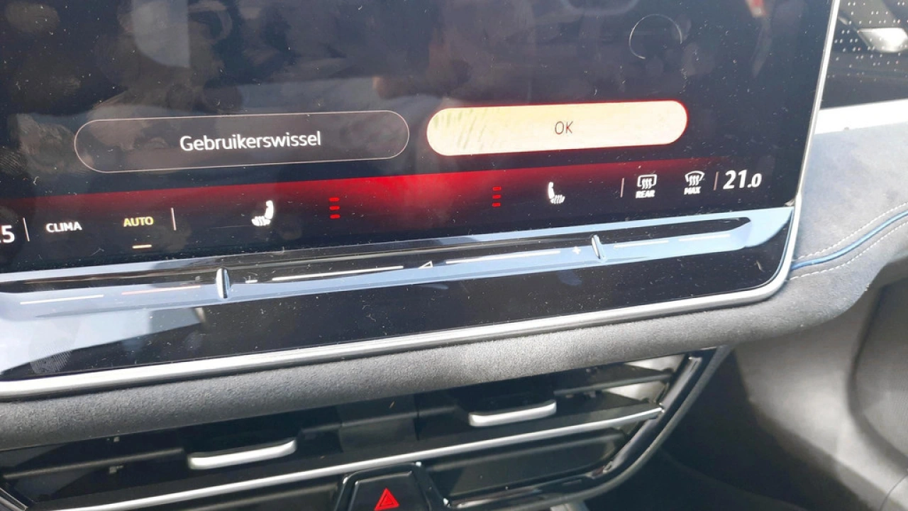 Volkswagen Passat Variant 1.5 eTSI R-Line Business | Trekhaak | Panoramadak