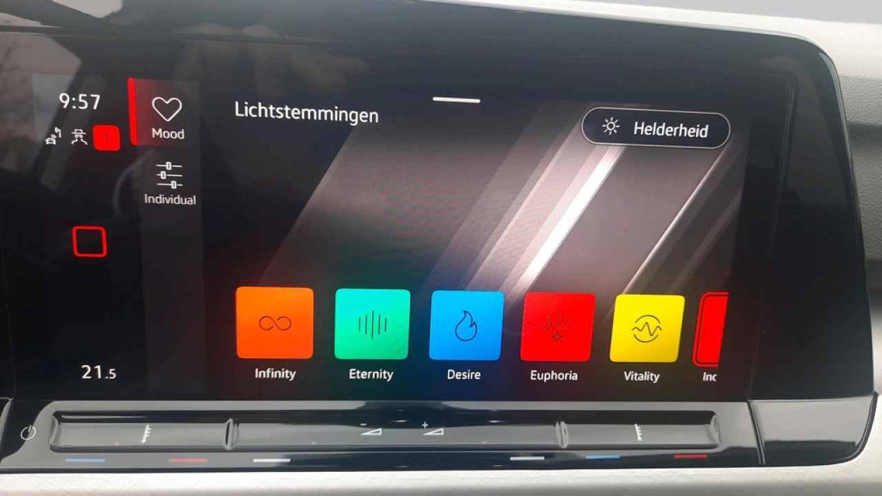 Volkswagen Golf 1.0 TSI Life Business | Camera | Ergo stoelen | Navigatie | App Connect
