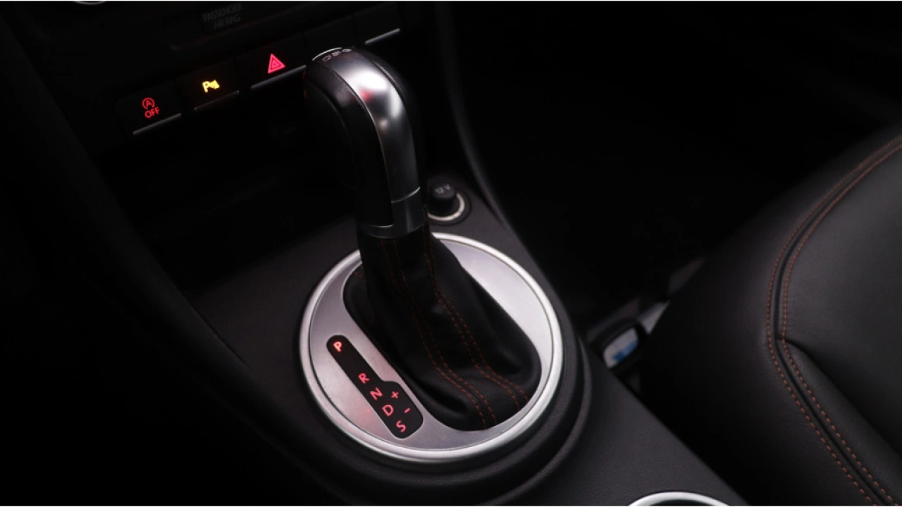 Volkswagen Beetle Cabriolet 1.2 TSI 105pk DSG Club / Navigatie / Leder